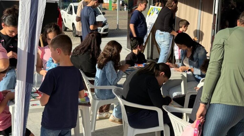 Saúde e diversão: vacinação com troca de figurinhas atrai público e amplia imunização em Joaçaba