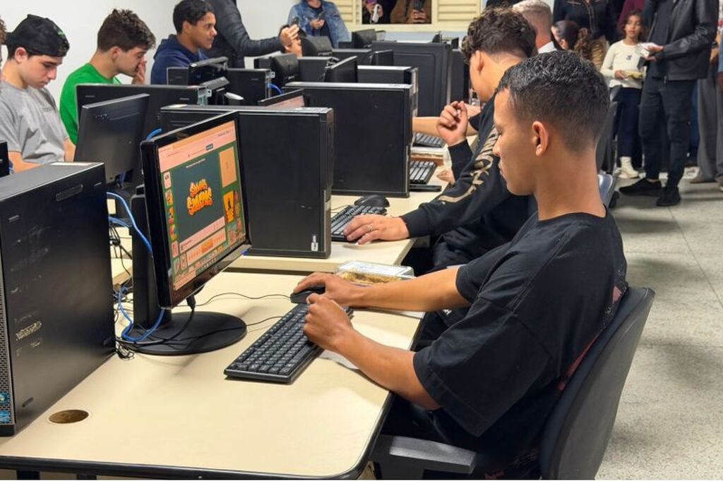 Qualifica+ leva sala de tecnologia ao Limoeiro e oferece cursos gratuitos