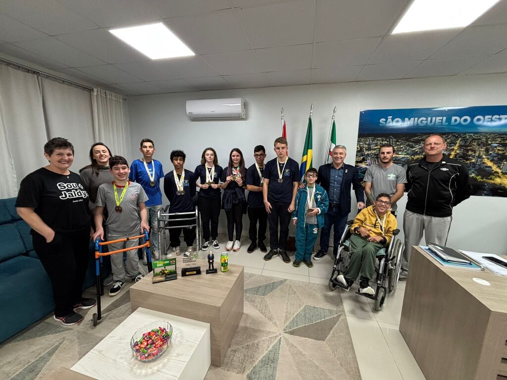 Atletas de São Miguel do Oeste apresentam conquistas do Parajesc ao prefeito