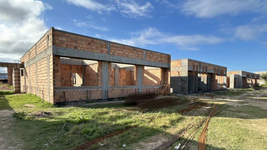 Construção da Escola Bilíngue avança em Laguna e já supera 28% de execução