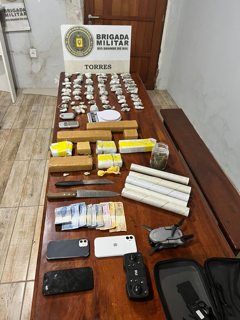 BM PRENDE FORAGIDO E APREENDE GRANDE QUANTIDADE DE DROGAS EM TORRES