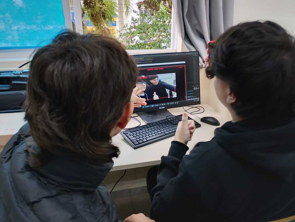 ESTUDANTES DESENVOLVEM APLICATIVO DE VIGILÂNCIA COM DRONES NA EEB DE ARARANGUÁ