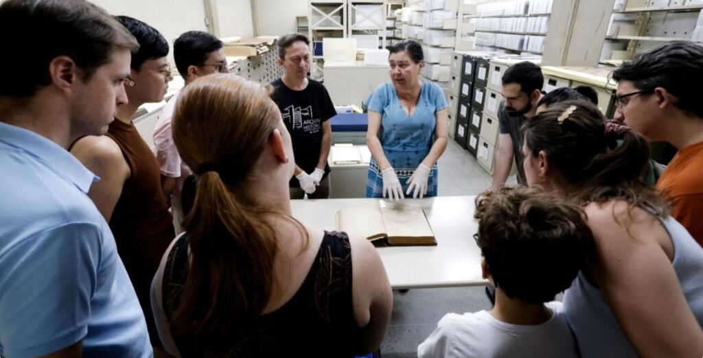 Conheça documentos raros da história de Joinville em visita guiada ao Arquivo Histórico