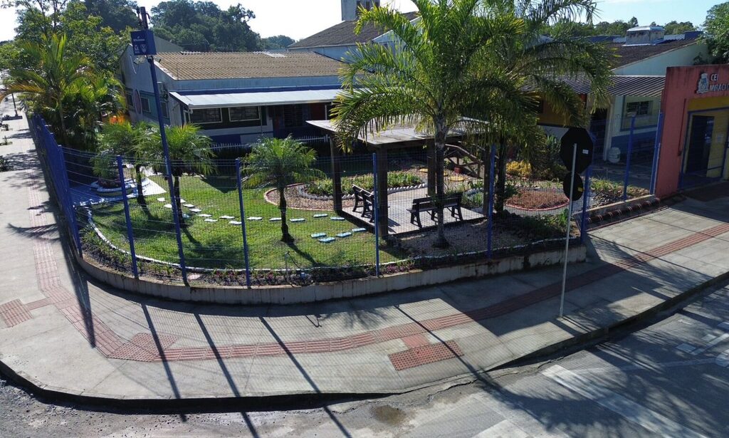 Educação de Joinville investe mais de R$ 4,6 milhões em calçadas acessíveis para escolas e CEIs