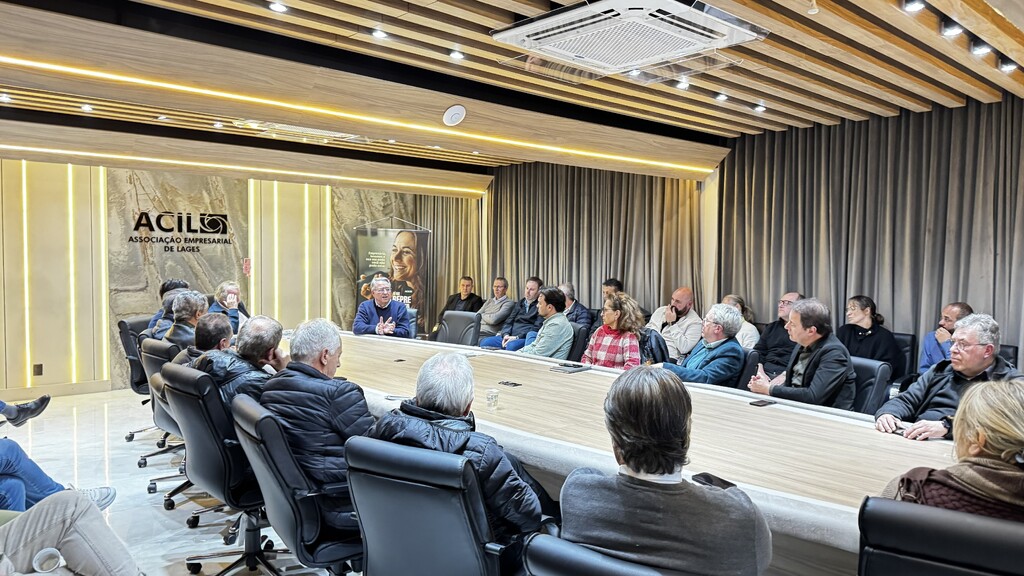 Diretoria debate desenvolvimento regional em encontro com Raimundo Colombo