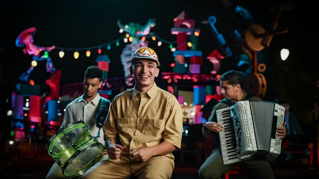 João Gomes dá ritmo de forró ao clássico de Toy Story em ação de divulgação do novo filme