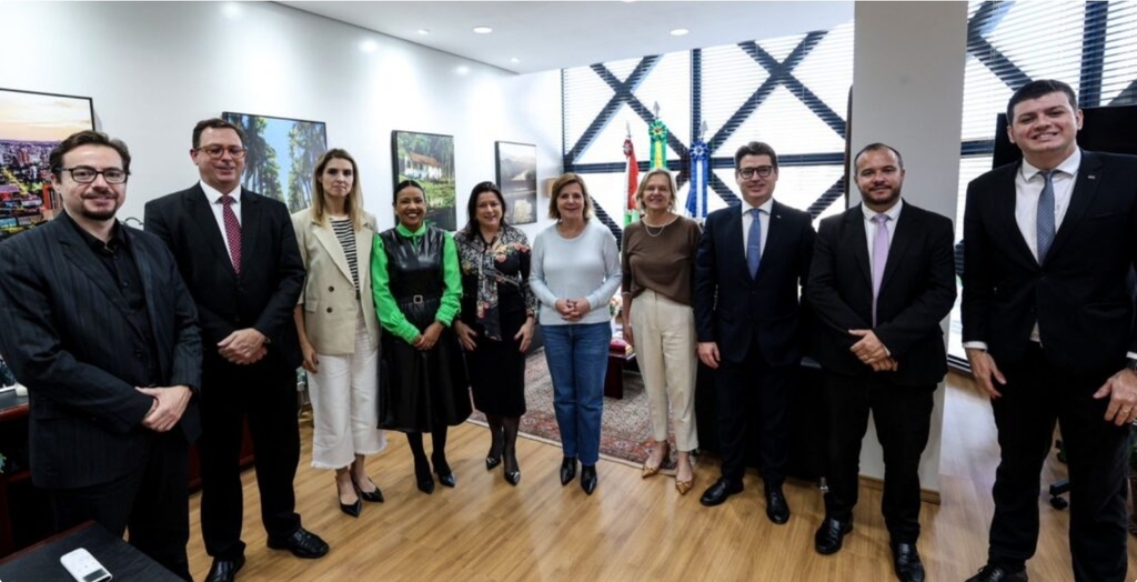 Prefeita Rejane Gambin recebe representantes da OAB Joinville para reunião institucional
