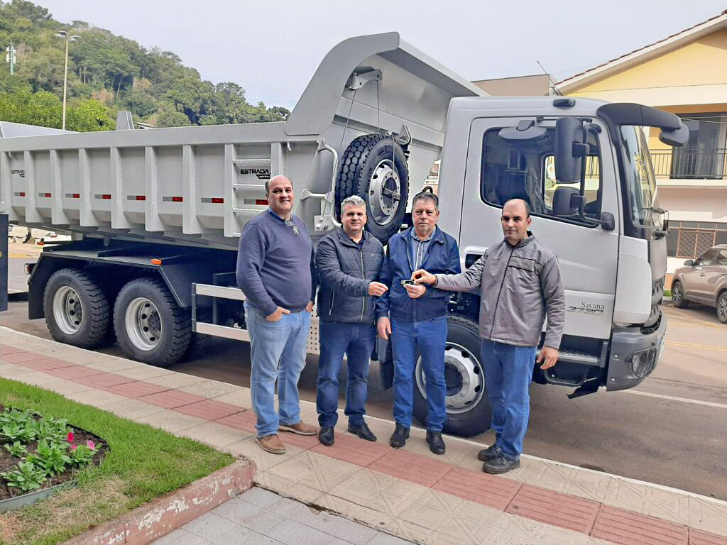 SECRETARIA DE AGRICULTURA E MEIO AMBIENTE RECEBE NOVO CAMINHÃO BASCULANTE EM LACERDÓPOLIS
