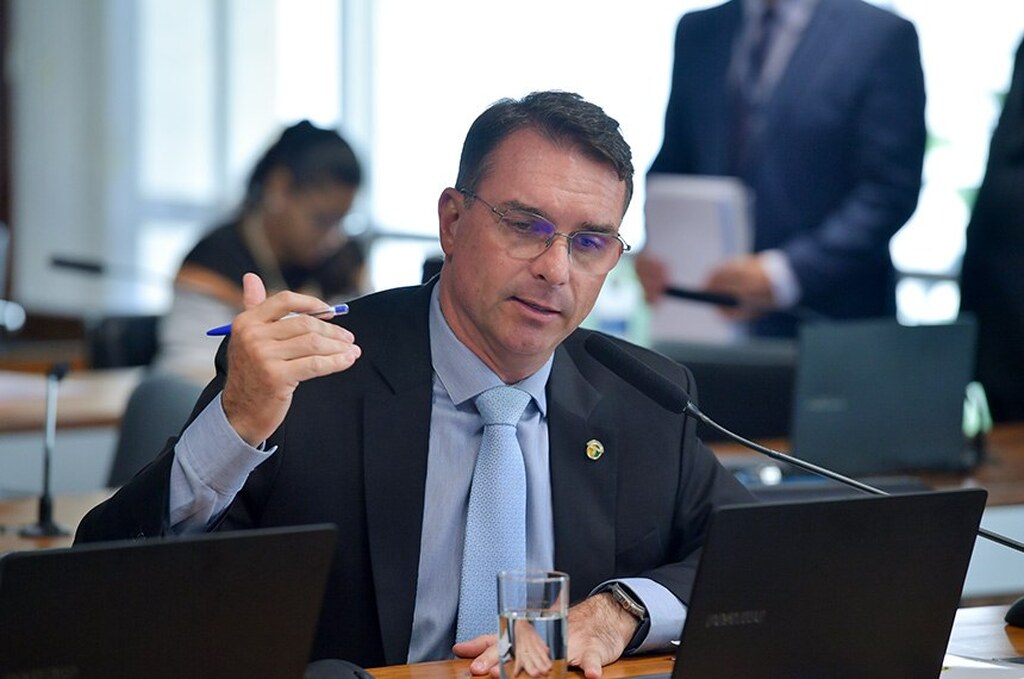 Pesquisa mostra Flávio Bolsonaro com 63,6% e Lula com 26,4% em Santa Catarina