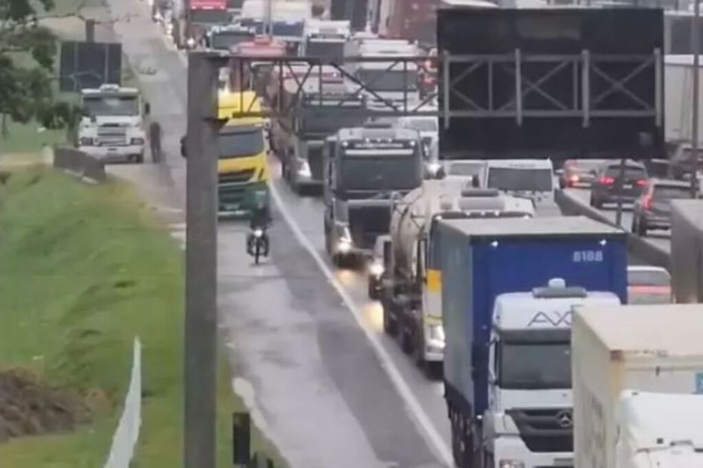Acidente na BR-101 em Itajaí deixa duas mortes e fila