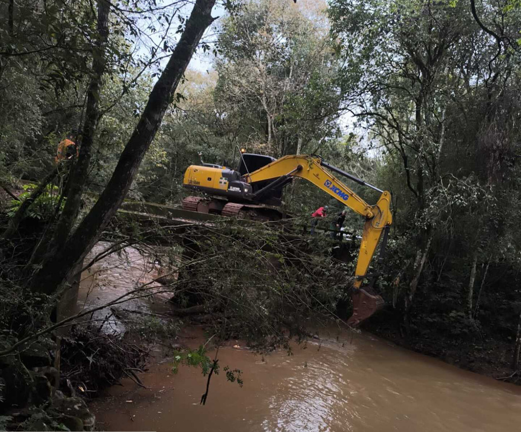 Defesa Civil realiza limpeza e desobstrução de rio para prevenir alagamentos