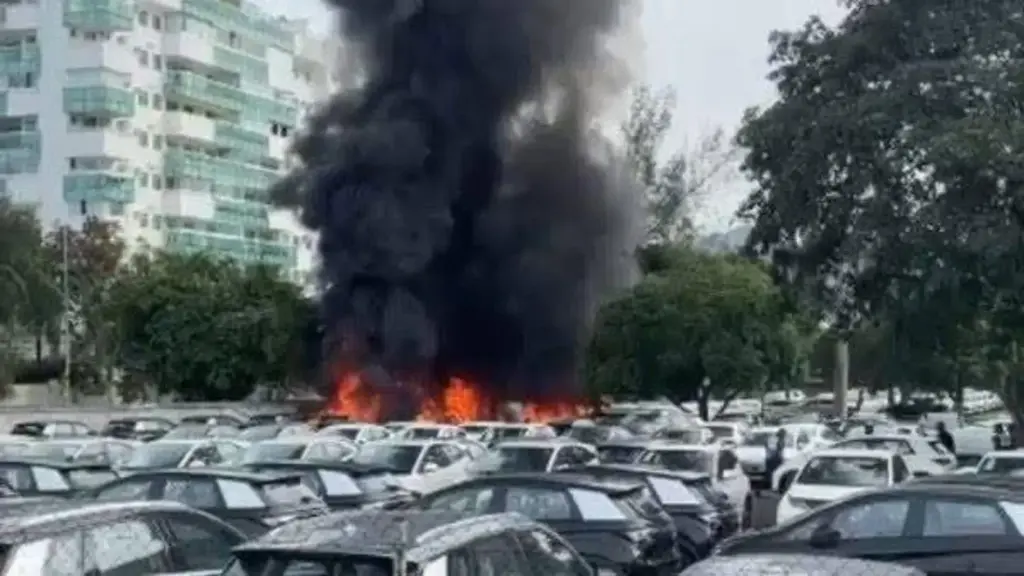 Colisão entre helicópteros deixa seis mortos e provoca explosões no Rio de Janeiro