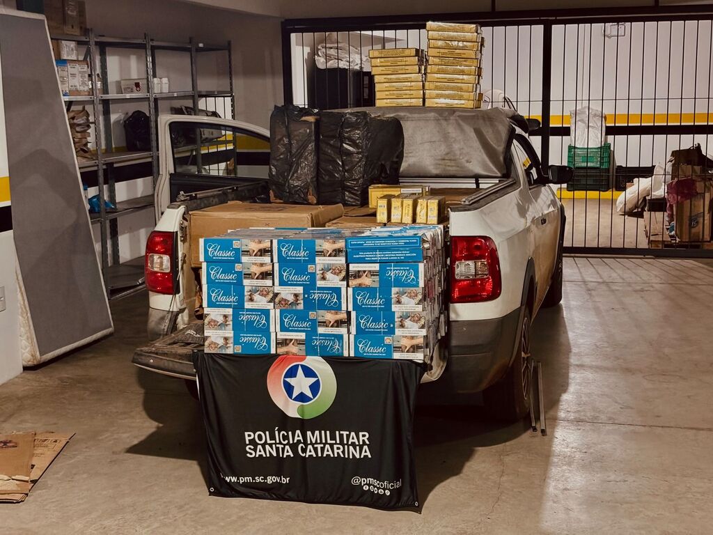 Motorista é preso após perseguição e apreensão de 9 mil maços de cigarros em Chapecó, na manhã de domingo, dia 14