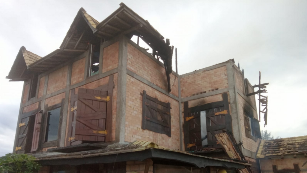 Chamas atingem casa de três pavimentos na Praia do Sol, em Laguna