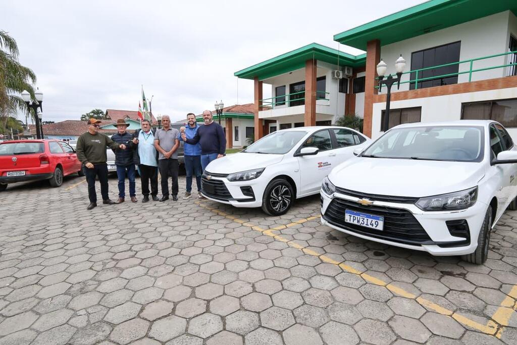 Deputado Lucas Neves entrega dois carros para o transporte de pacientes em Palmeira