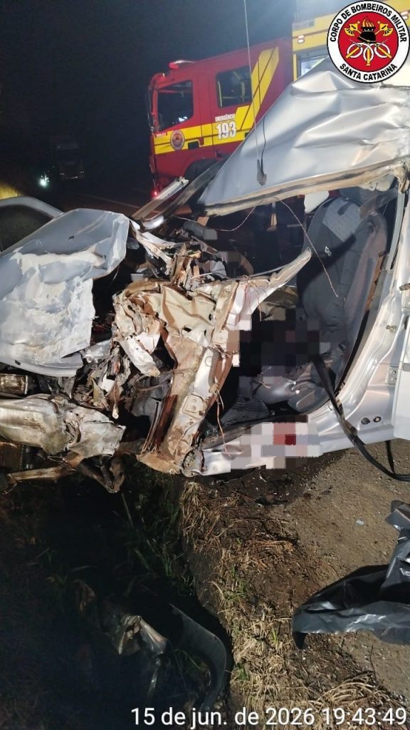 Colisão frontal entre carro e caminhão deixa um morto e uma ferida na BR-282, na noite de segunda-feira (15)