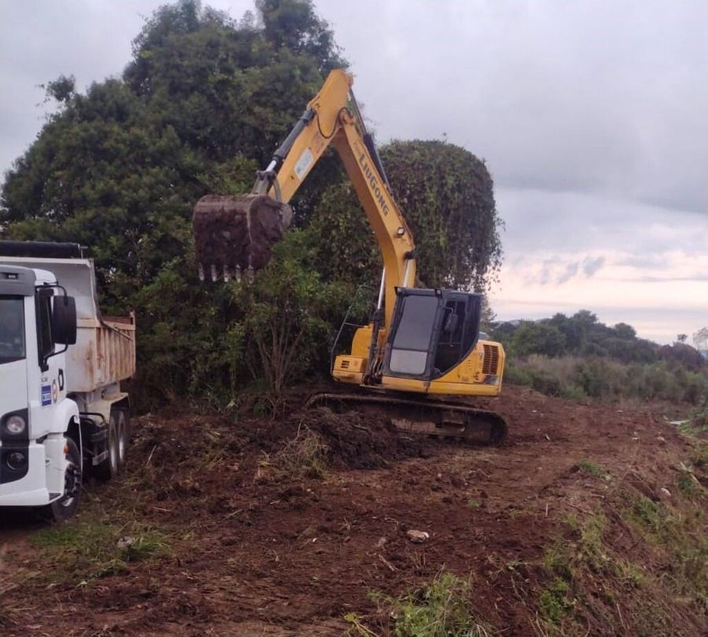 Prefeitura de Lages já realizou a limpeza e desobstrução de mais de 14 quilômetros de córregos e riachos em diversos bairros da cidade