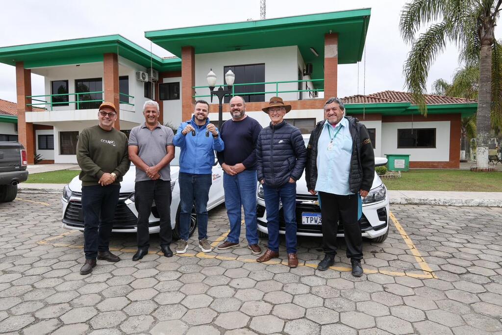 Deputado Lucas Neves entrega dois carros para o transporte de pacientes em Palmeira