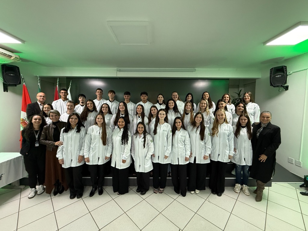 Curso de Fisioterapia da UCEFF Itapiranga realiza cerimônia de entrega dos jalecos