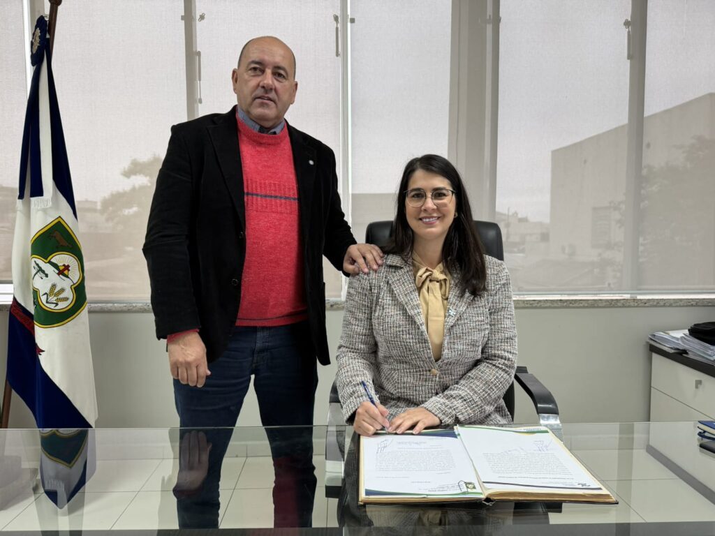 Transmissão de cargo marca posse interina de Cláudia Lessi na Prefeitura de Campos Novos