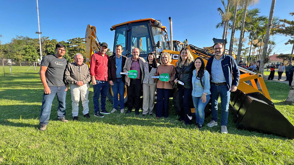Campos Novos recebe retroescavadeira para fortalecer a produção agrícola