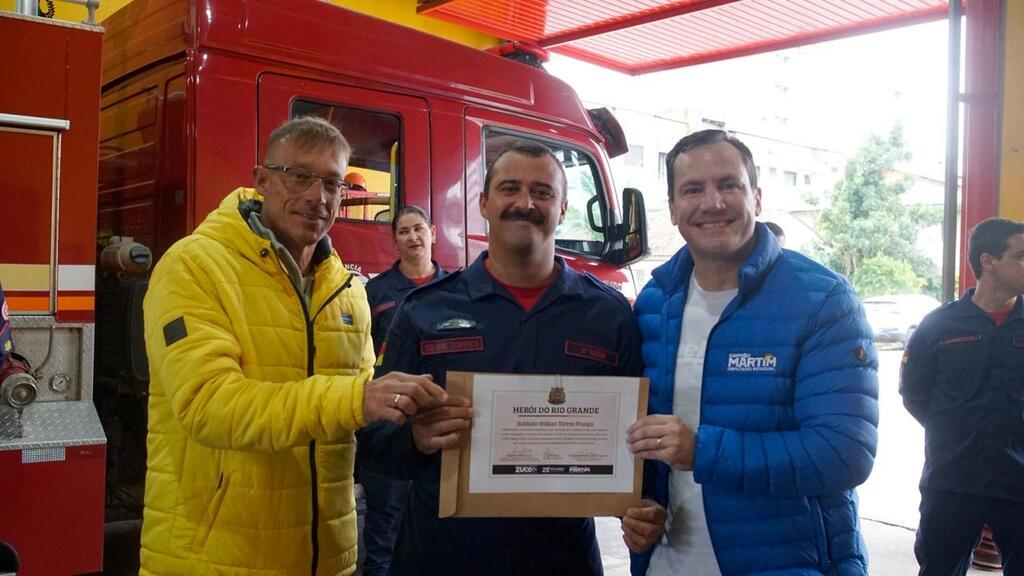 VEREADOR MILANEZ E CAPITÃO MARTIM HOMENAGEIAM BOMBEIROS COM CERTIFICADO HERÓI DO RIO GRANDE EM TORRES