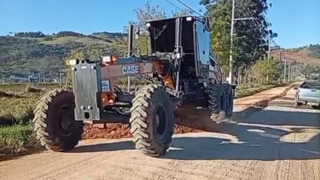 Prefeitura de Tubarão intensifica manutenção de estradas rurais em diferentes comunidades do município