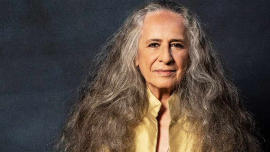 Convite que duraria cinco dias transformou Maria Bethânia em um dos maiores nomes da música brasileira