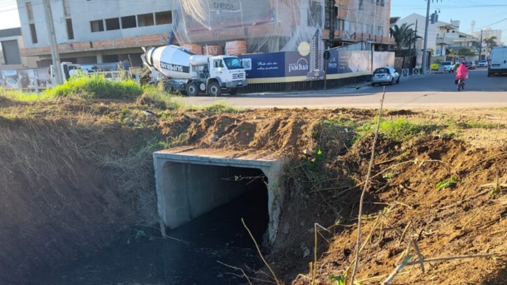 Ações de limpeza reforçam sistema de drenagem e prevenção a alagamentos no município