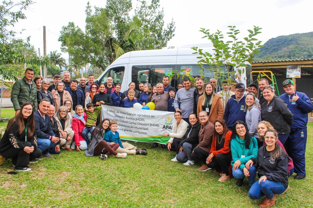 PREFEITURA DE PRAIA GRANDE REALIZA ENTREGA OFICIAL DE VAN PARA A APAE
