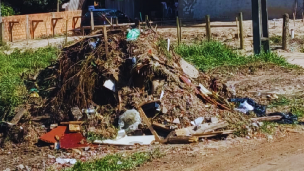 Moradores denunciam terreno tomado por lixo e cobram providências em Imbituba