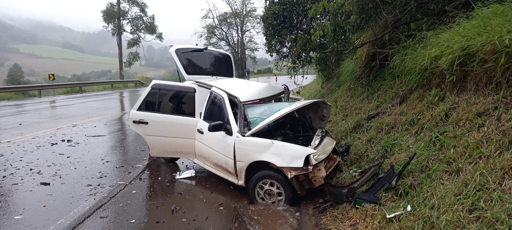 Jovem fica ferido após colisão frontal entre carro e carreta em Saltinho, na manhã de sexta-feira, dia 19