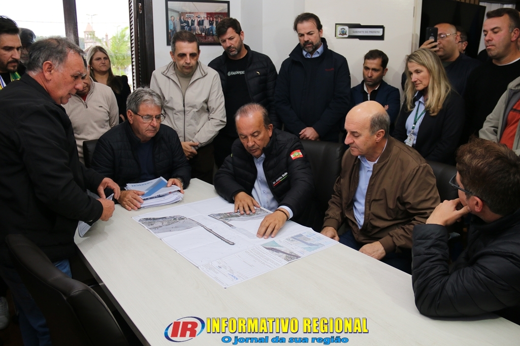 PROJETO DE AMPLIAÇÃO DO MOLHE NORTE É ENTREGUE AO GOVERNADOR JORGINHO MELLO EM PASSO DE TORRES