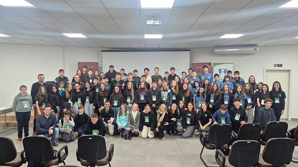 Parlamento Jovem de São Miguel do Oeste participa de formação regional