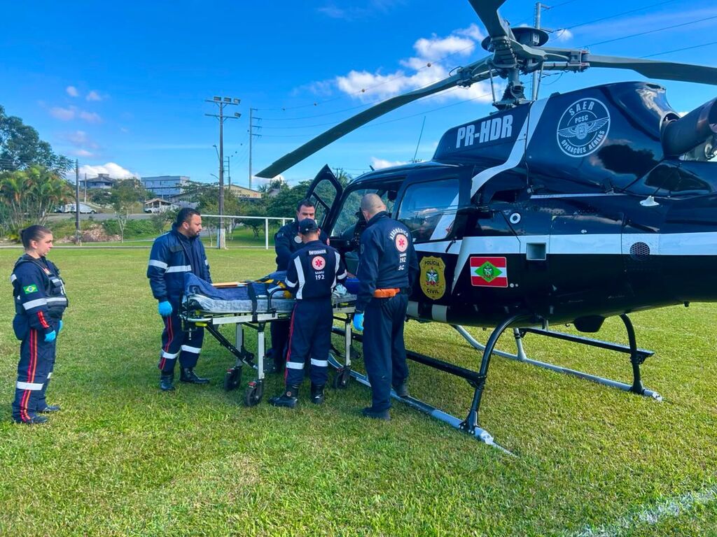 HELICÓPTERO DO SAER SAMU REALIZA TRANSFERÊNCIA DE PACIENTE COM SUSPEITA DE AVC DE PRAIA GRANDE PARA CRICIÚMA