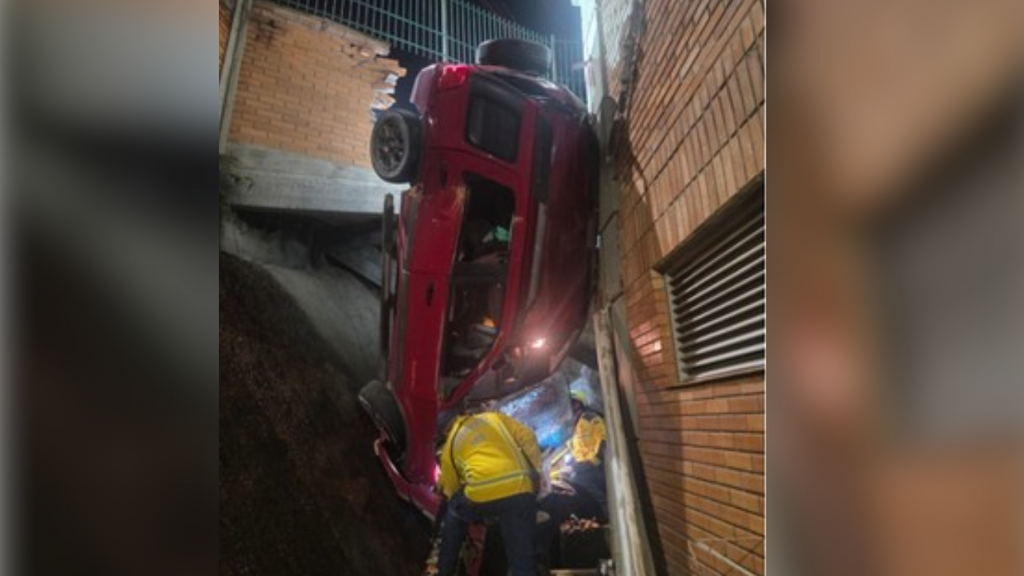 Carro sai da pista, despenca e fica suspenso em área do IFSC em SC