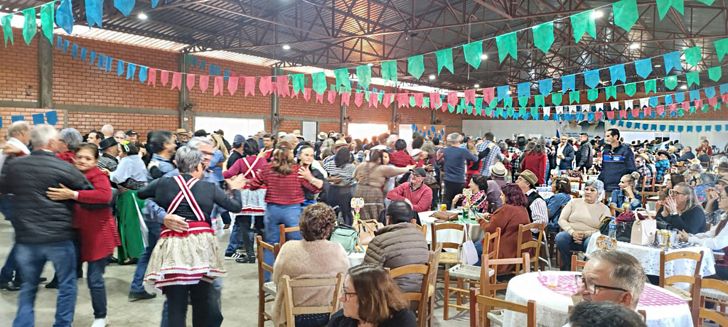 Capinzal realiza 1ª Festa Junina da Melhor Idade com alegria, tradição e integração no Parque Cultural Domingos Pellizzaro​