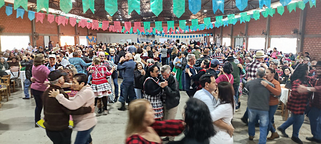 Capinzal realiza 1ª Festa Junina da Melhor Idade com alegria, tradição e integração no Parque Cultural Domingos Pellizzaro​