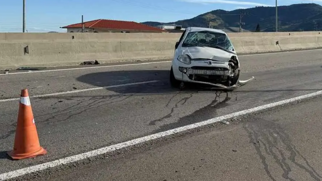 Carro capota na Ponte Anita Garibaldi após colisão com caminhão