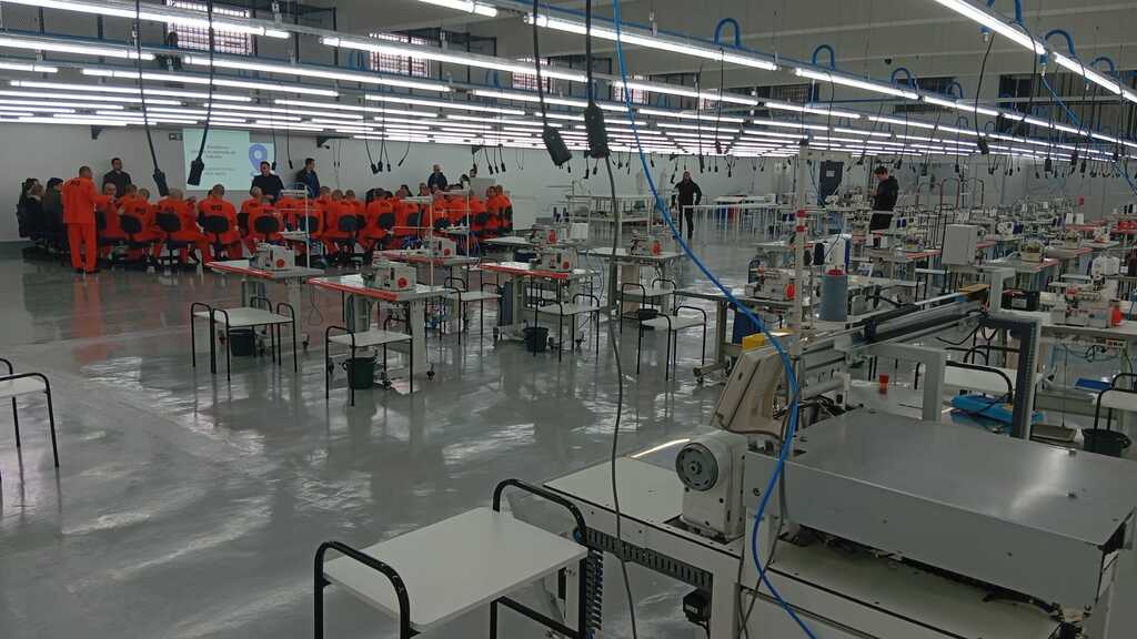 Empresa de vestuário inicia operações na Penitenciária Industrial de São Bento do Sul e amplia oportunidades de trabalho prisional em Santa Catarina