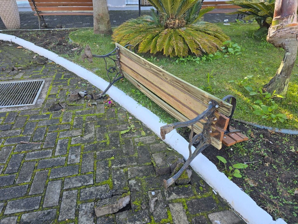 Vandalismo causa danos ao patrimônio público na Praça Central de Otacílio Costa