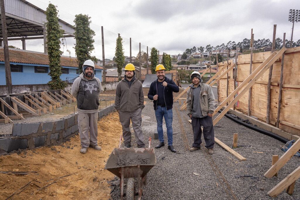 Deputado Marcius Machado acompanha obras da pista de skate de Correia Pinto