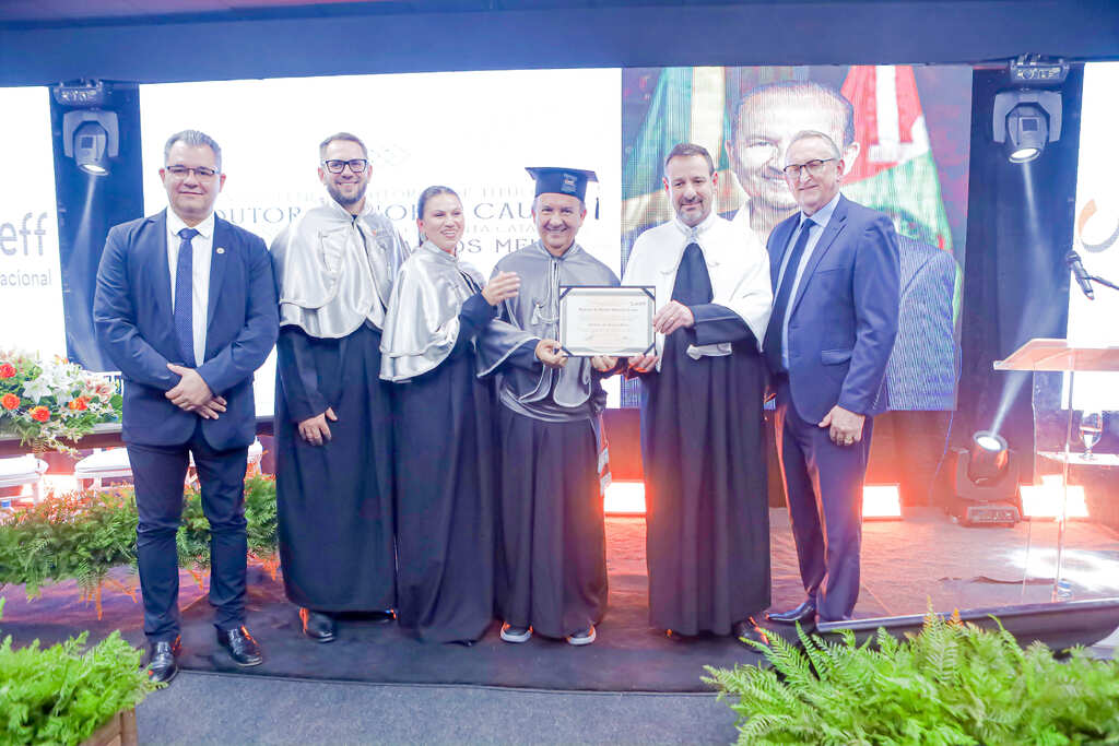 Governador de Santa Catarina recebe da Uceff título de Honoris Causa