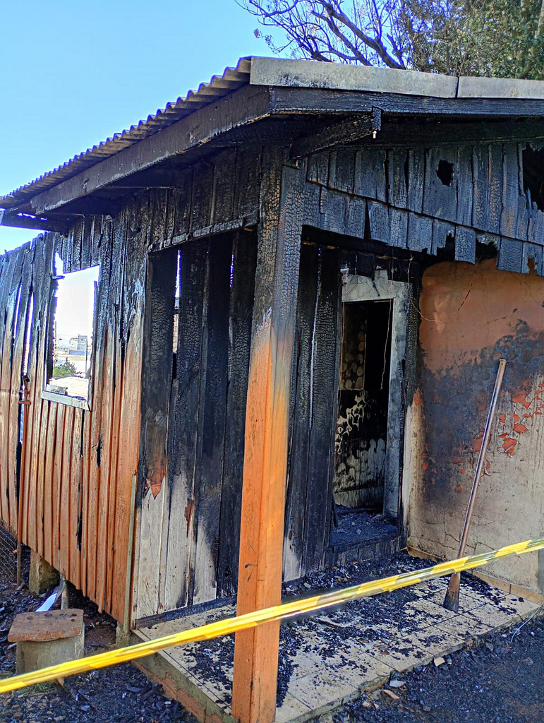 Assistência Social acolhe idosa e descobre que sua casa foi destruída por incêndio durante a madrugada