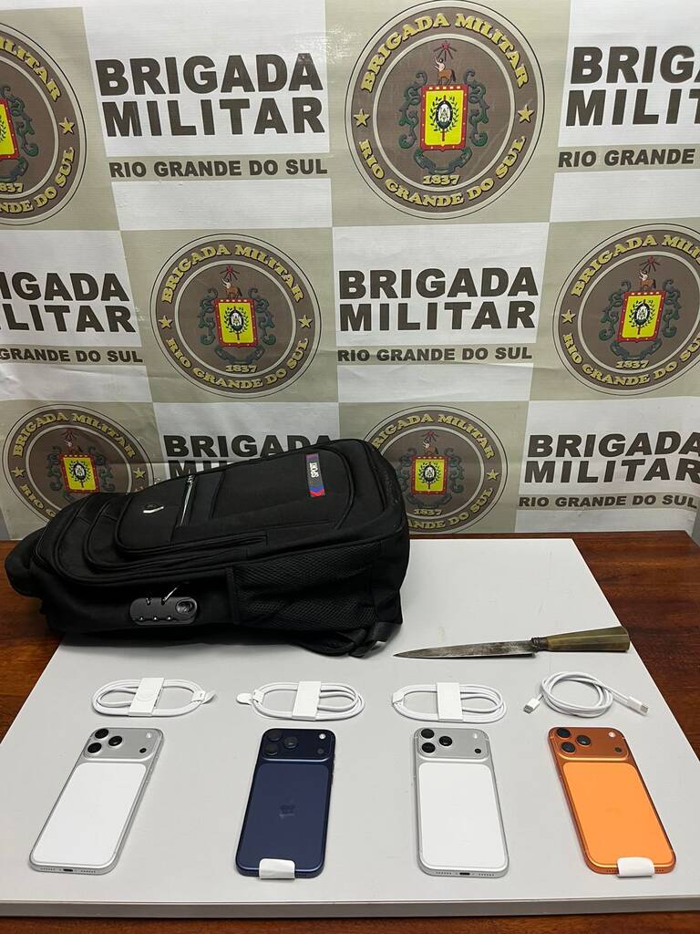 BRIGADA MILITAR DE TORRES PRENDE DOIS HOMENS POR ROUBO E RECUPERA QUATRO CELULARES