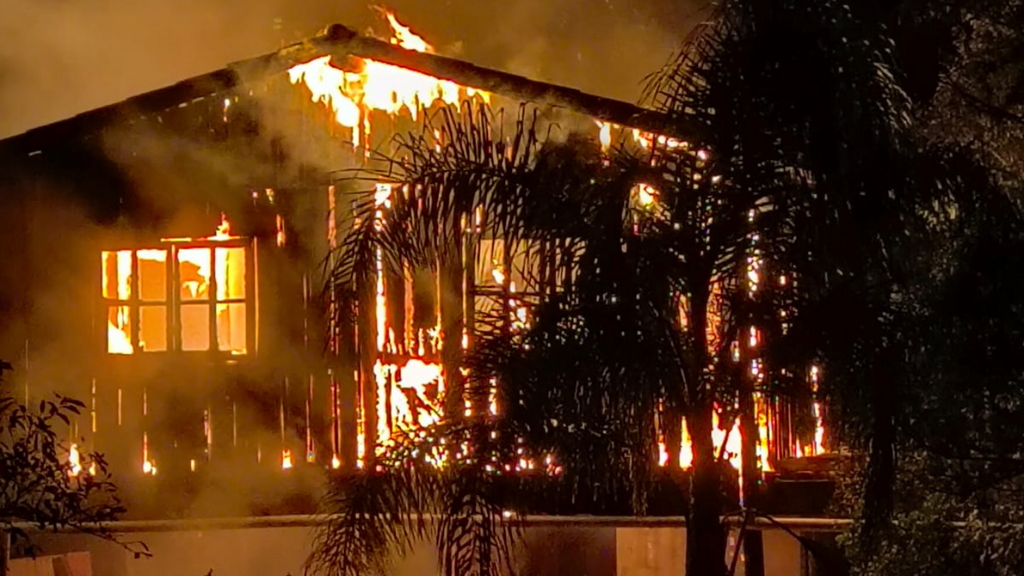 Incêndio destrói residência de madeira e mobiliza bombeiros por cerca de duas horas em Garopaba