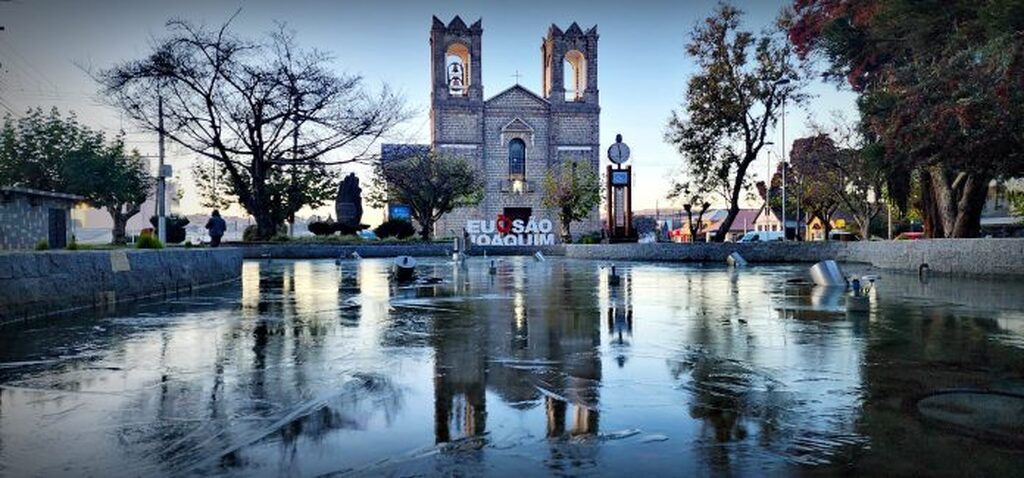 Lago da Igreja de São Joaquim congela completamente e vira atração durante manhã gelada