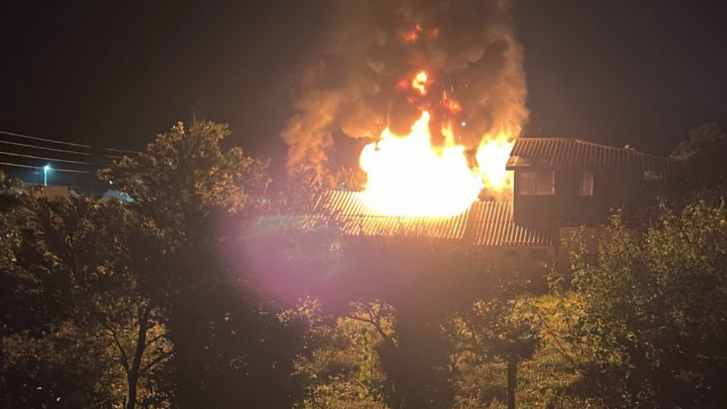 Incêndio destrói casa de madeira e mobiliza bombeiros em Imbituba