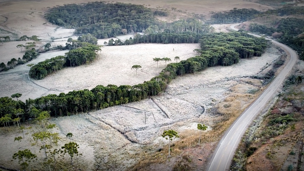 Geada cobre a Serra Catarinense e temperaturas chegam a -9°C nesta sexta-feira