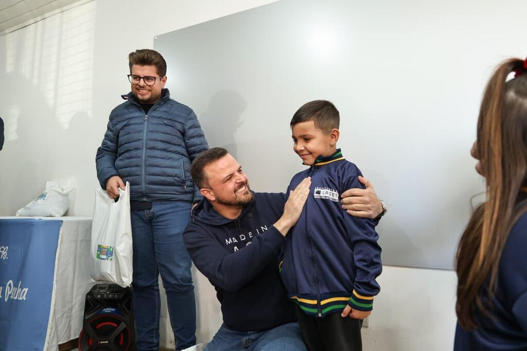 Lucas Neves encerra na escola onde estudou a entrega de uniformes dos alunos de Lages*